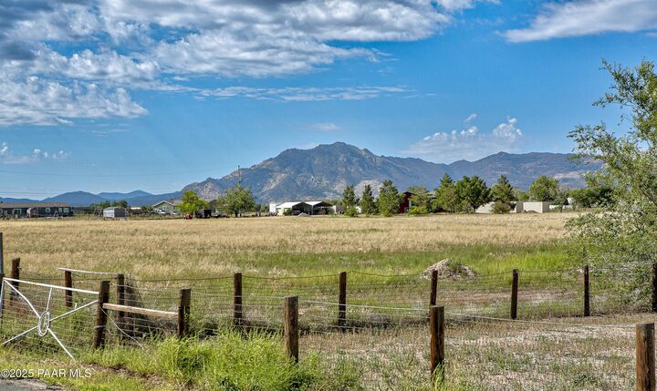Property Photo:  725 S Road 1 W  AZ 86323 