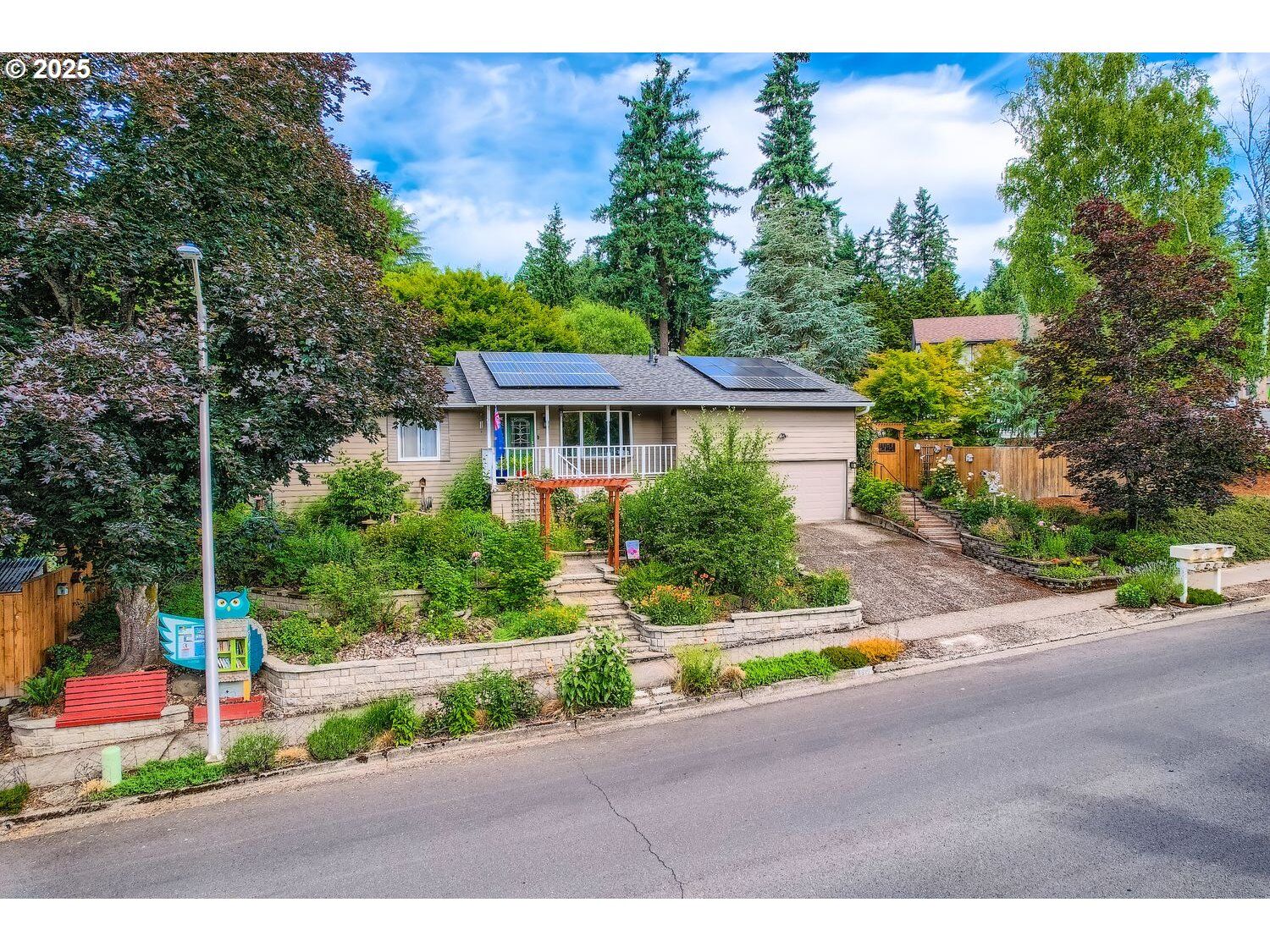 Property Photo: 8525 SW Davies Rd OR 97008