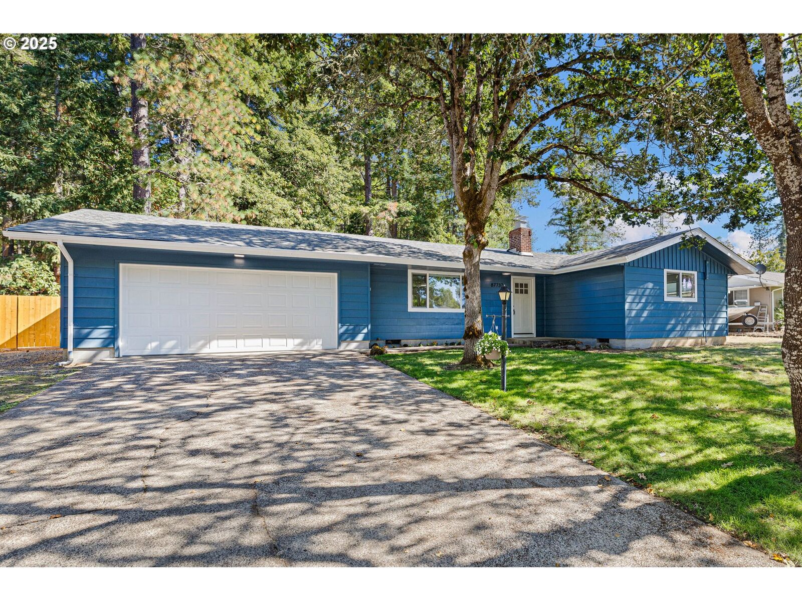 Property Photo: 87737 Oak Island Dr OR 97487