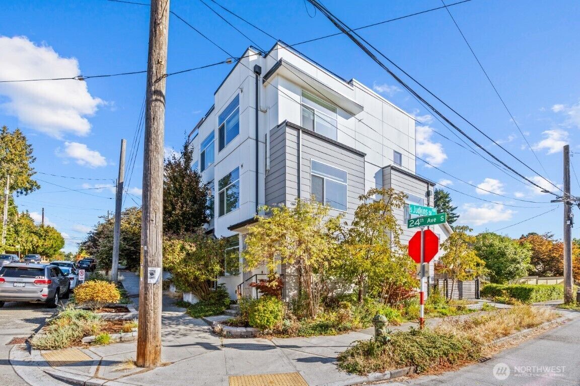 Property Photo:  1128  24th Avenue S  WA 98144 