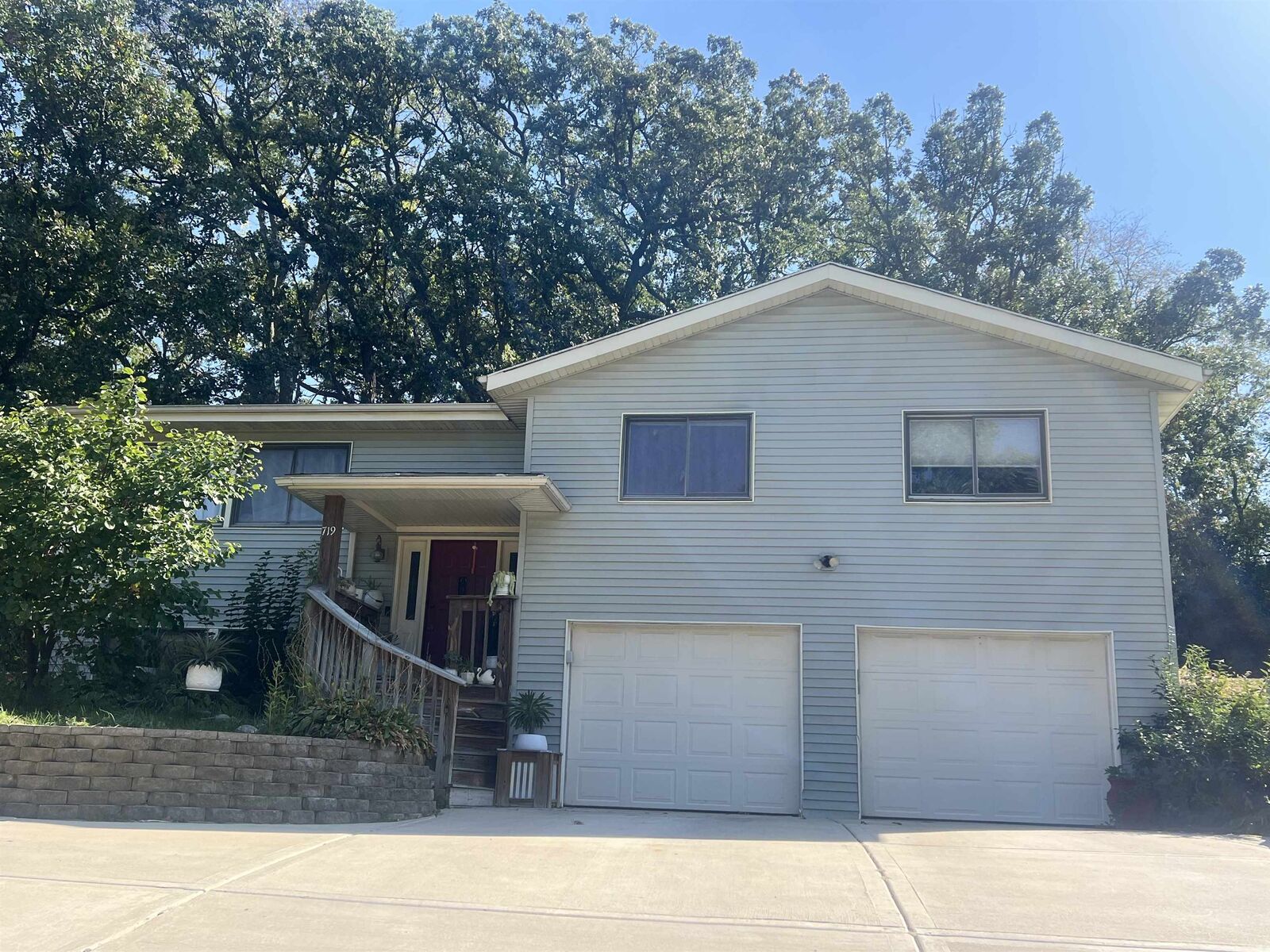 Property Photo:  719 N Greenfield Drive  IL 61032