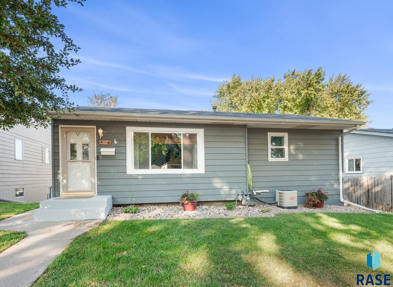 Property Photo:  1123 N Summit Ave  SD 57104 
