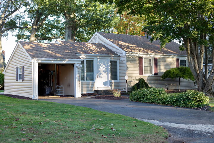 Property Photo: 17 Oakwood Manor CT 06416