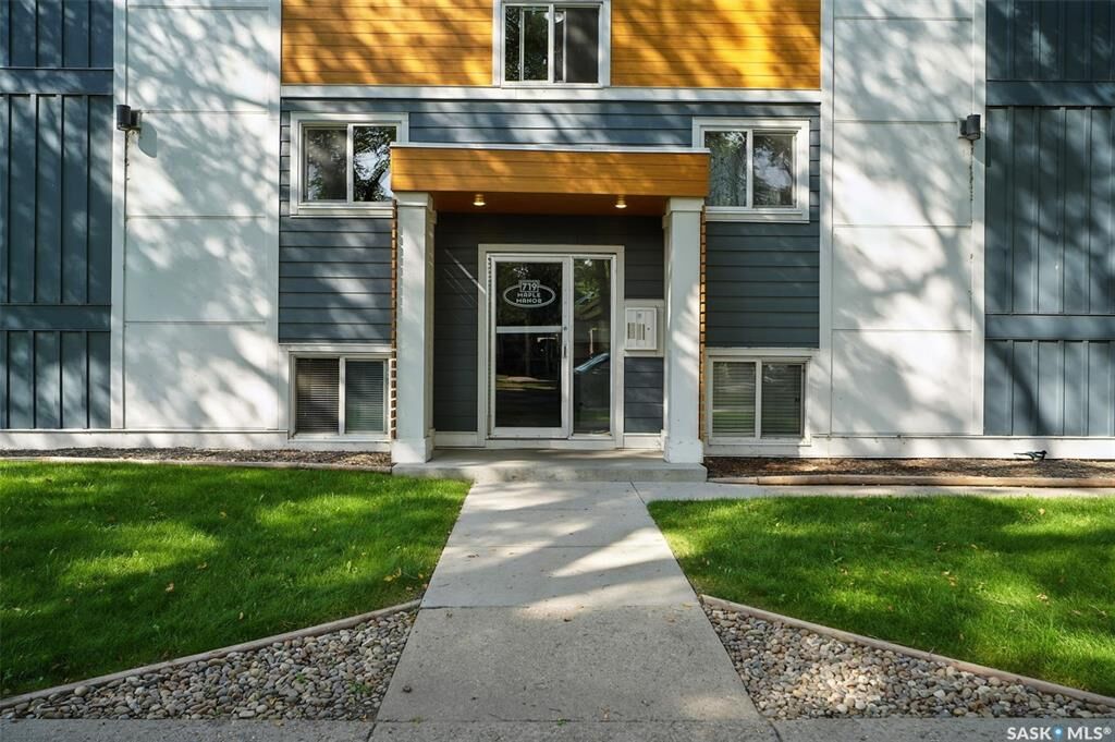 Property Photo: 719 10th Street E 1 SK S7H 0H2