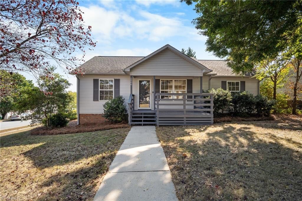 Property Photo:  2906 Buckleigh Lane  NC 27265 