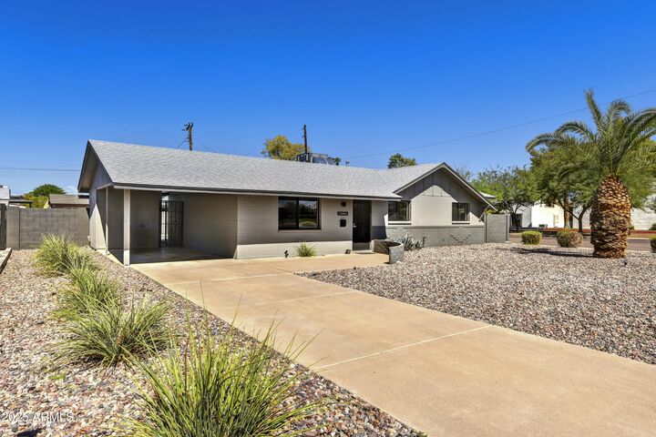 Property Photo: 1986 E Palmcroft Drive AZ 85282