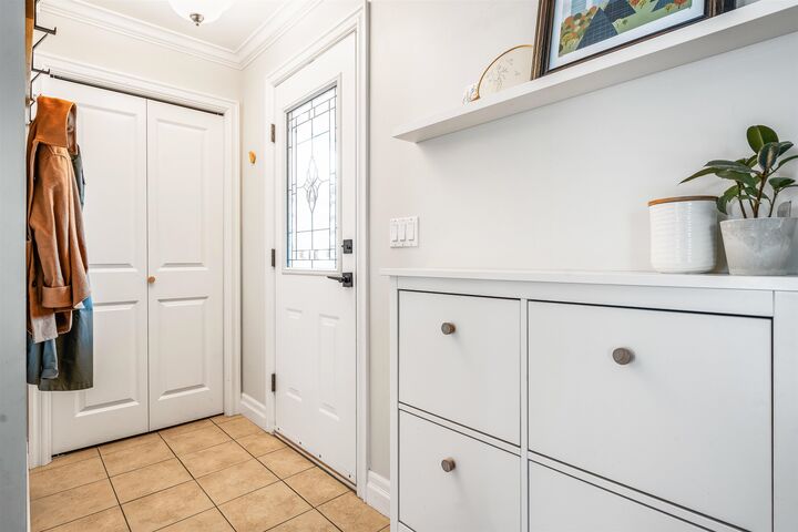 Photo de la propriété:  5909 Cowichan Street  BC V2R 0G8 