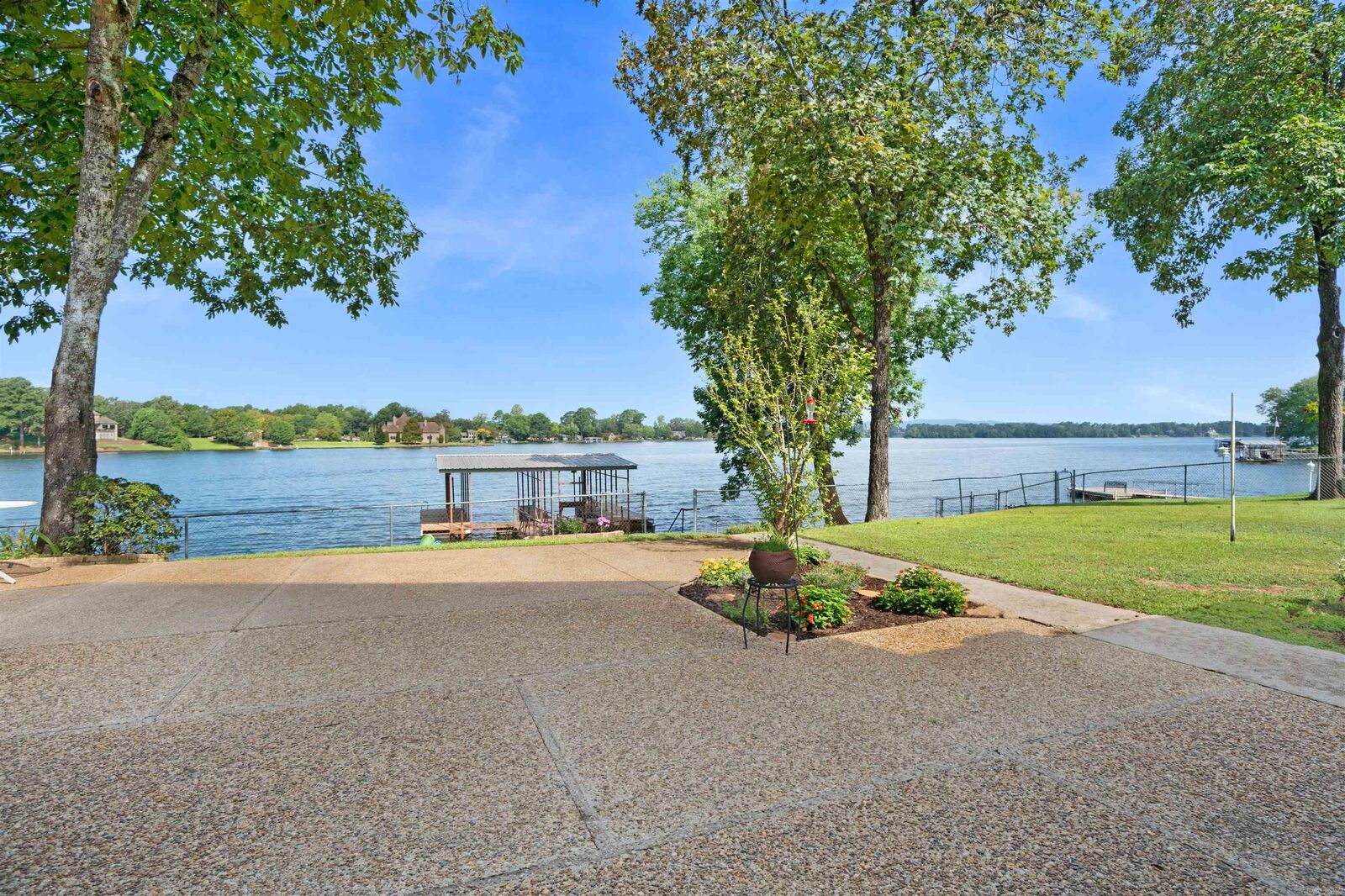 Property Photo:  