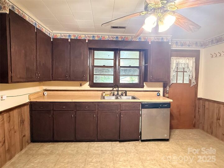 Property Photo:  204 Bonaire Lane  NC 28139 