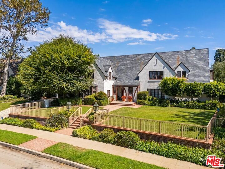 Property Photo:  138 S Hudson Pl  CA 90004 