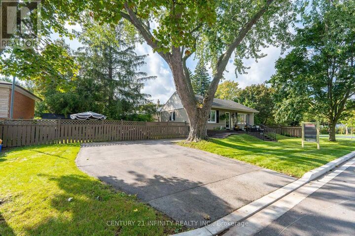 Property Photo:  43 Colonial Avenue  ON M1M 2C3 
