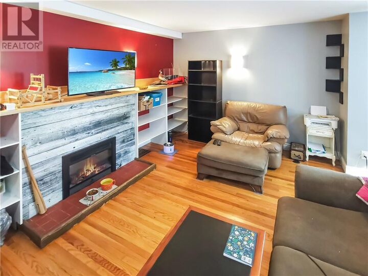Photo de la propriété: 2 Dell Street ON P3C 2X8
