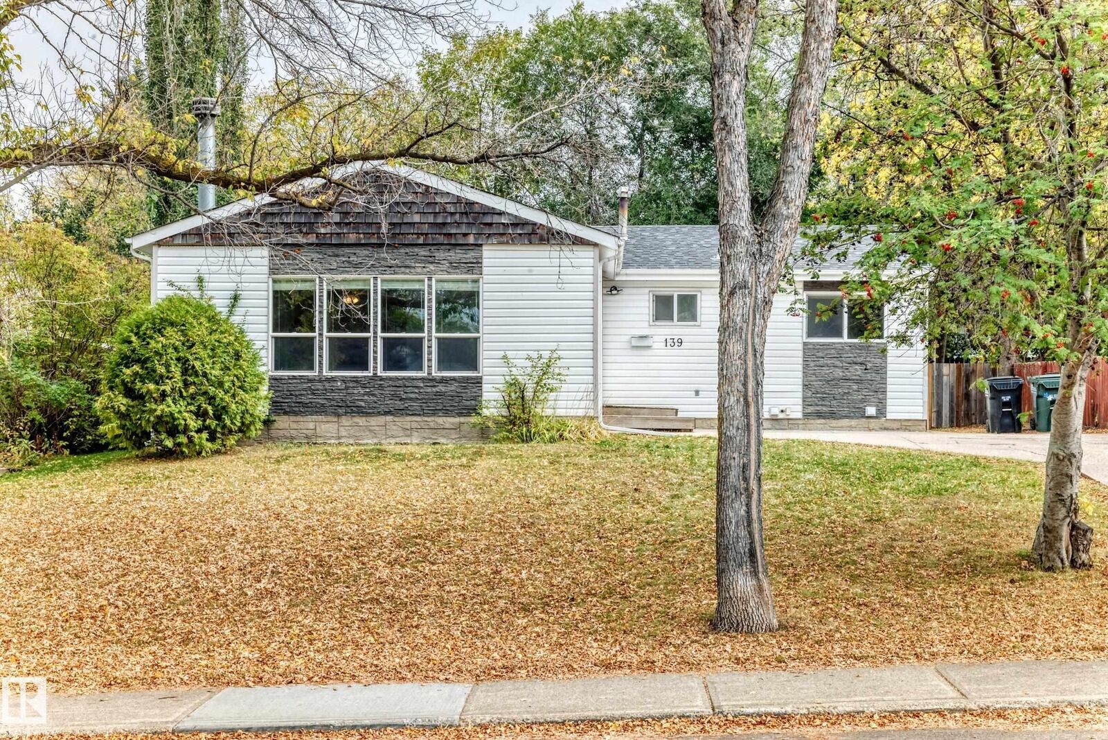 Property Photo:  139 Willow Street  AB T8A 1P3 