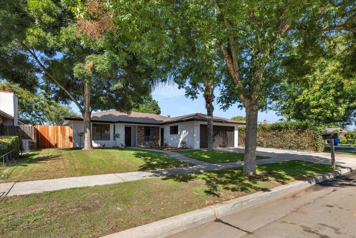 Property Photo:  263 Stanford Avenue  CA 93727 