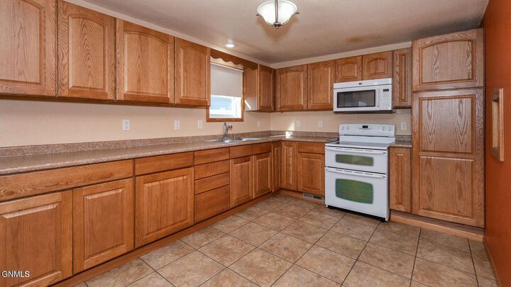 Property Photo:  204 3rd Street NW  ND 58523 