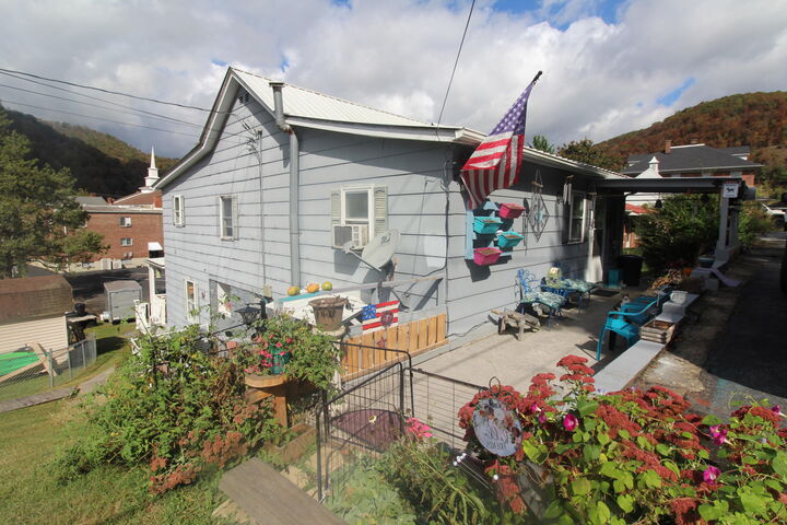 Property Photo:  214 Cedar Ave  WV 25951 