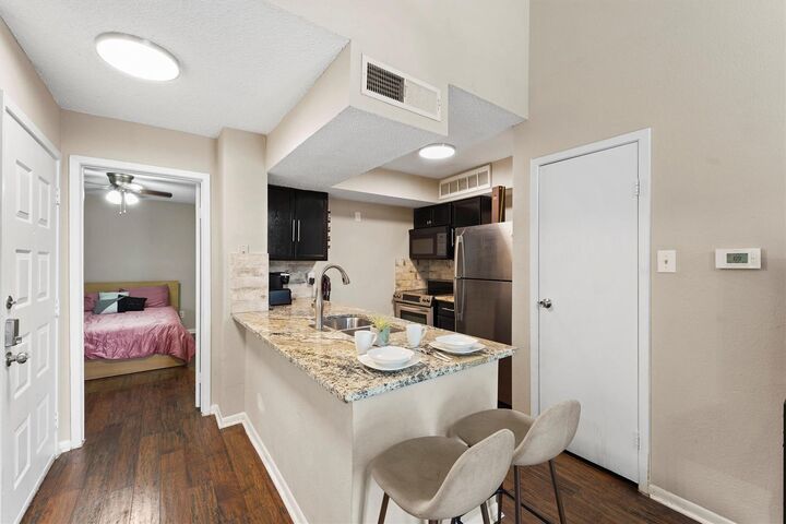 Property Photo: 10855 Meadowglen Lane 729 TX 77042