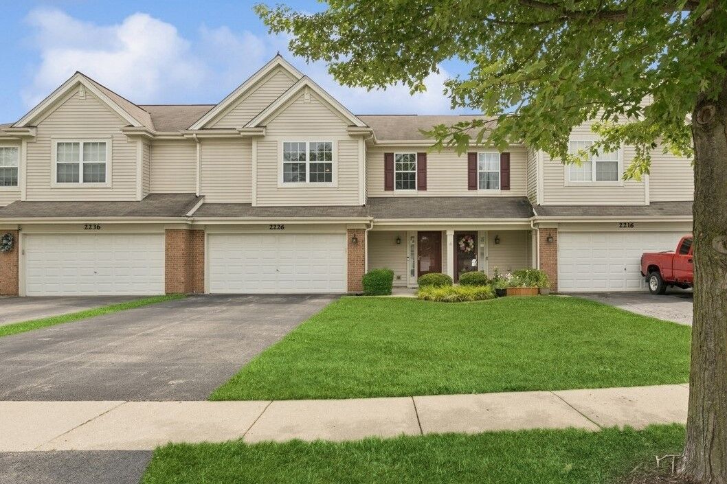 Property Photo: 2226 Pembridge Drive 2226 IL 60156