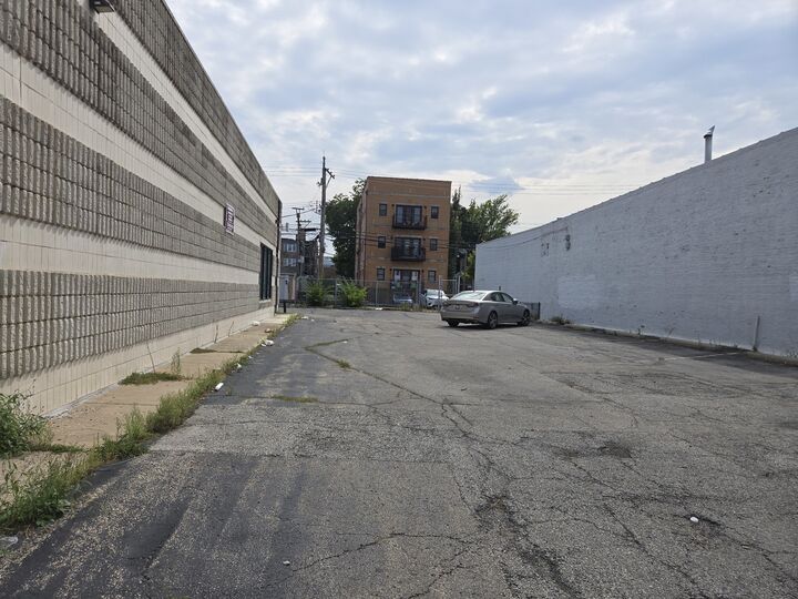Property Photo:  3711 W Lawrence Avenue  IL 60625 