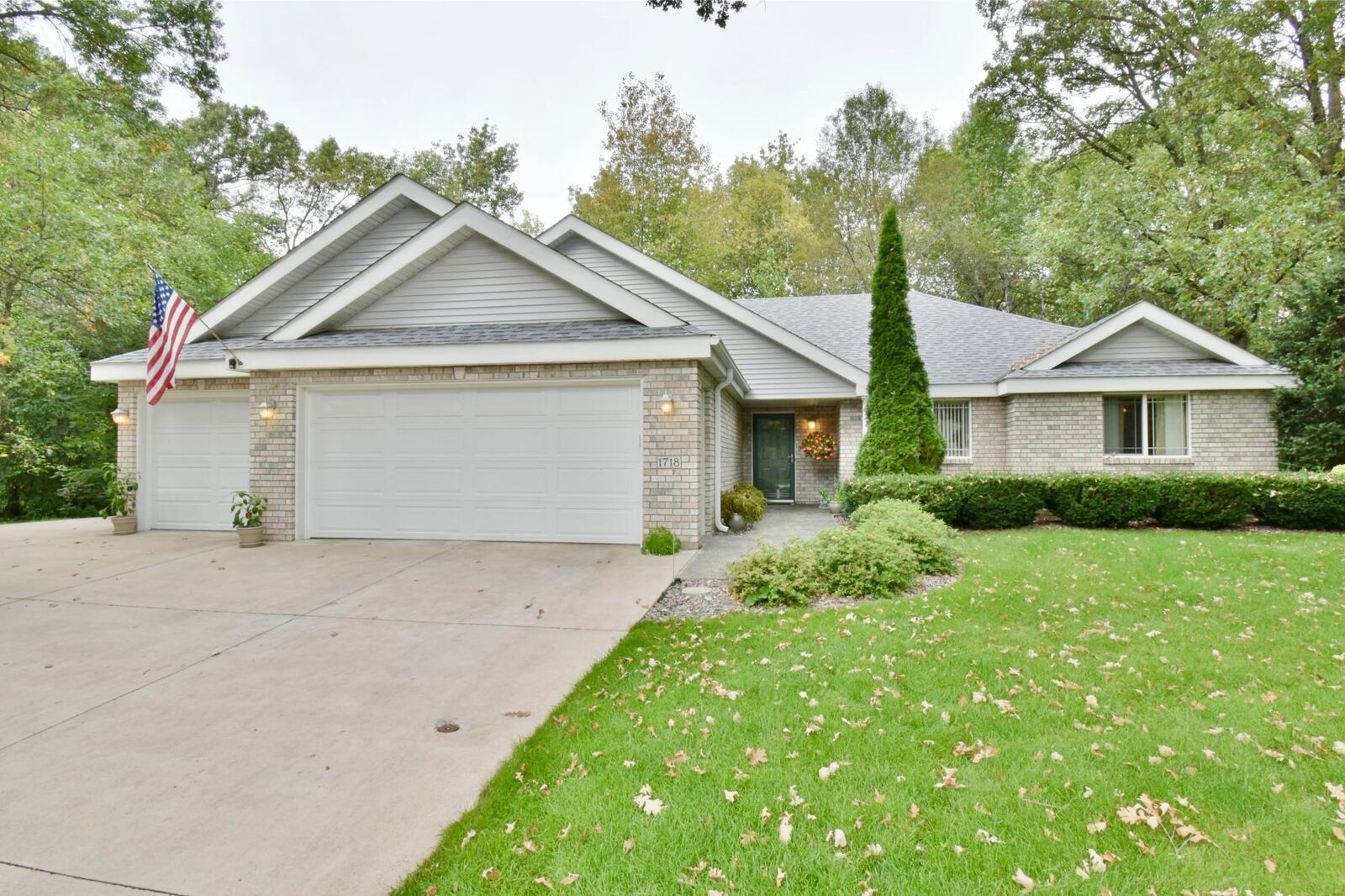 Property Photo:  1718 Maple Court  MN 56304 