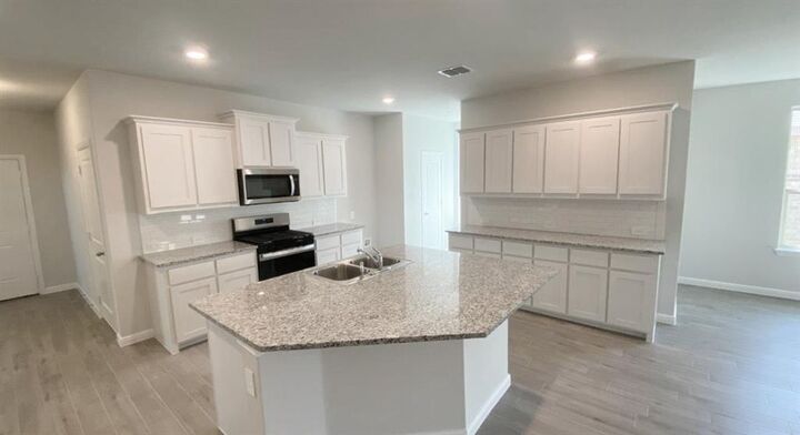 Property Photo:  141 Bermuda Place  TX 76023