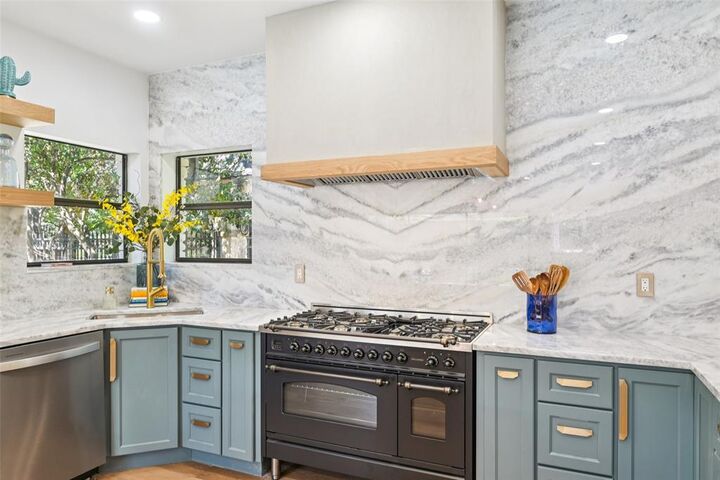 Property Photo: 5705 Bent Oak Place TX 75248