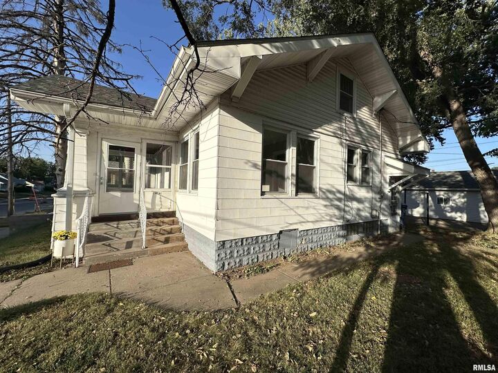 Property Photo: 2215 Grand Avenue IA 52803