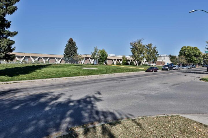 Property Photo:  1616 15 Avenue N  AB T1H 1W5 