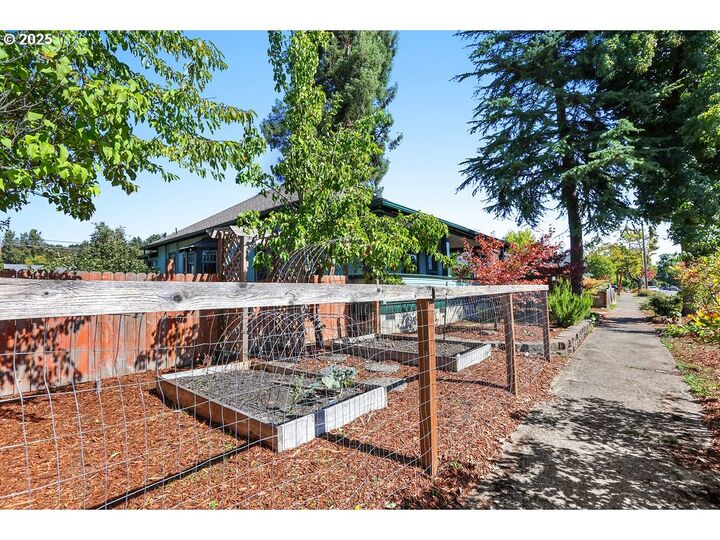 Property Photo: 1132 Ash Ave OR 97424
