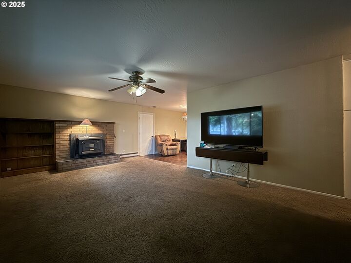 Property Photo:  204 Alder St  OR 97415 