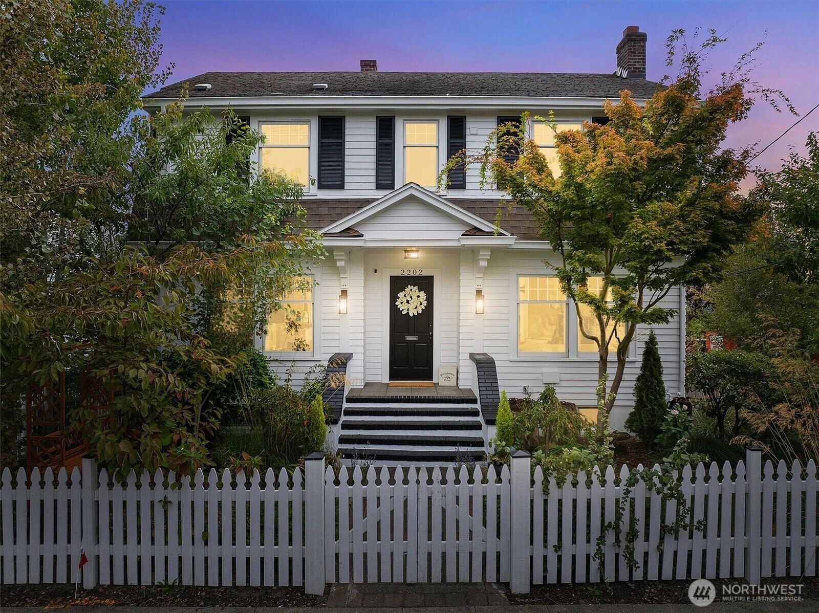 Property Photo:  2202  5th Avenue N  WA 98109 