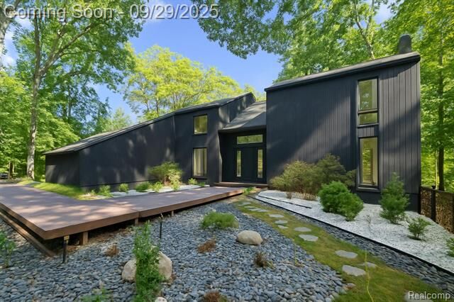 Property Photo: 7371 Lindenmere Drive MI 48301