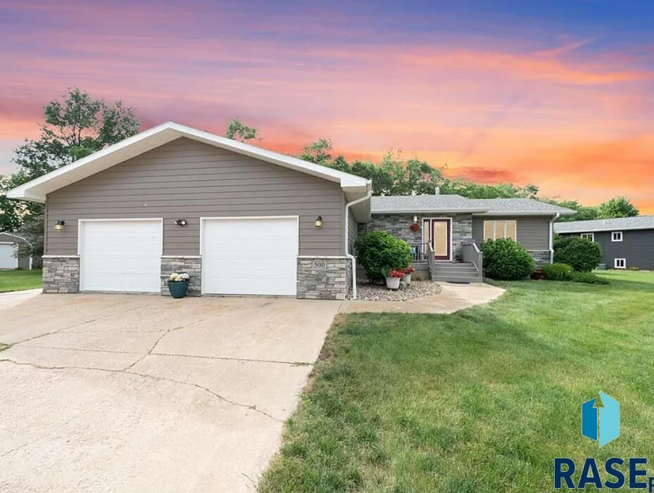 Property Photo:  500 W Lincoln Ave  SD 57070 