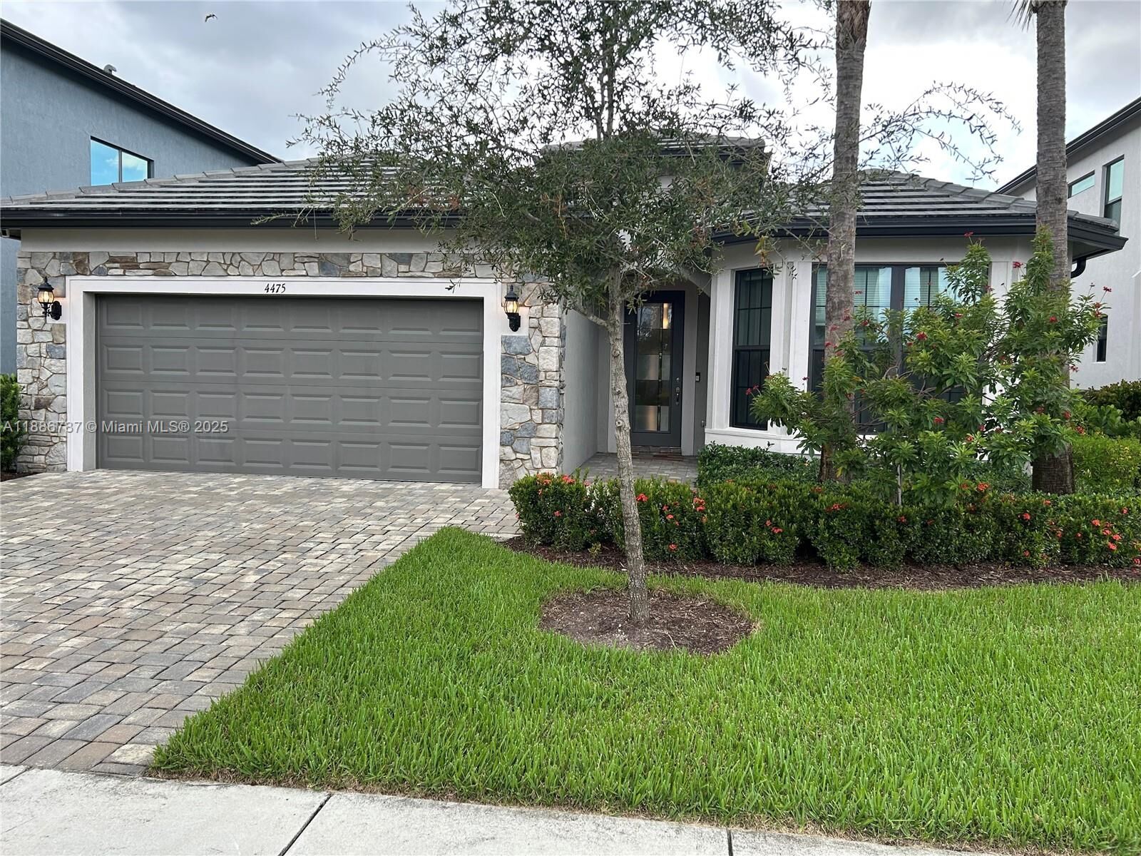 Property Photo:  4475 S Silverwood Ln S  FL 33309 