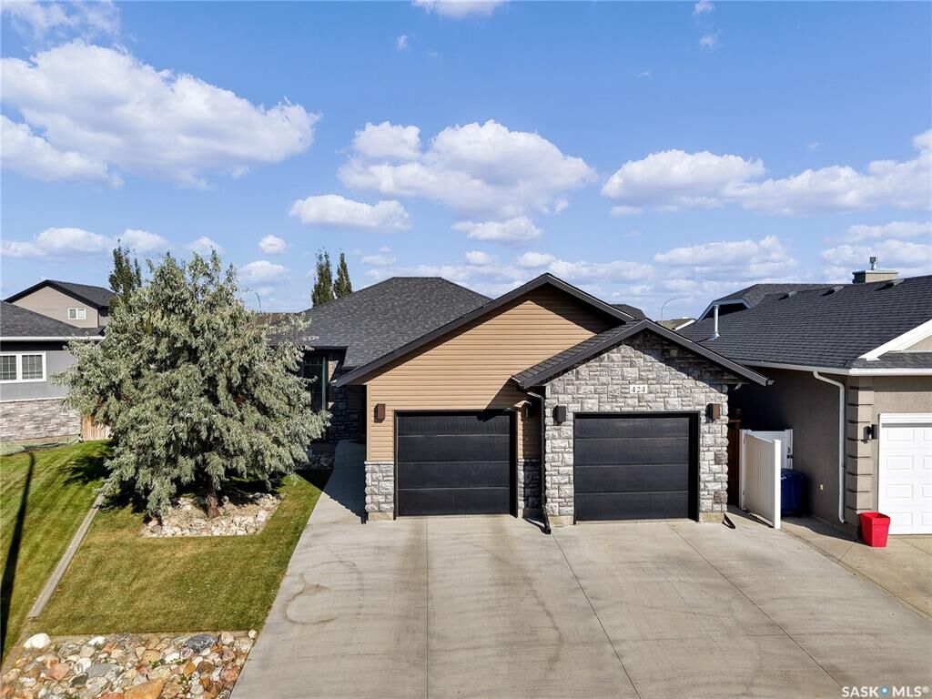 Property Photo: 424 Lyle Crescent SK S0K 4S1