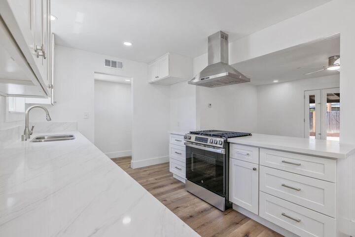 Property Photo:  1330 S Clover Street  CA 93277 