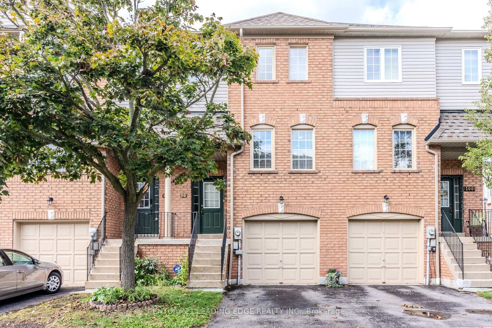 Photo de la propriété:  98 Aspen Parkway  ON L1N 9M6 