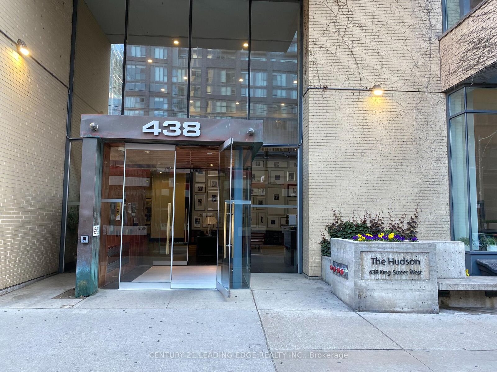 Property Photo:  438 King Street W 1018  ON M5V 3T9 