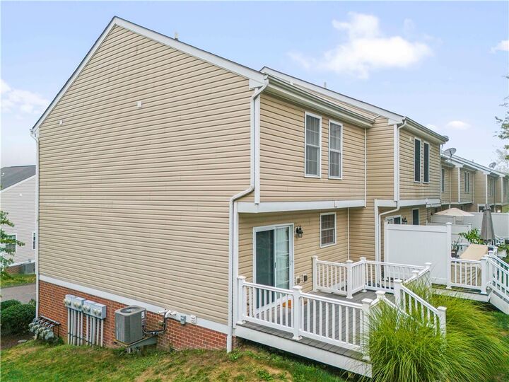 Property Photo:  215 Persimmon Ln  PA 15317 