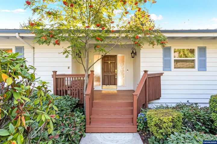 Property Photo: 842 Kingwood Dr NW OR 97304