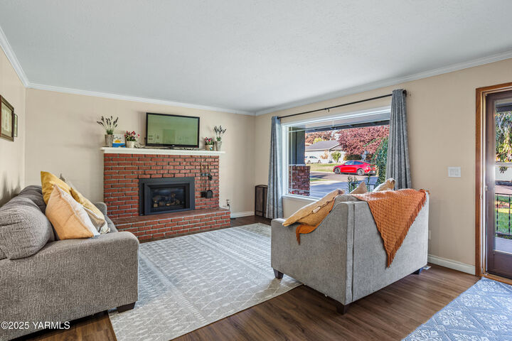 Property Photo:  910 S 37th Ave  WA 98902 