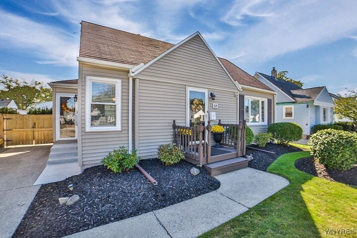 Property Photo:  84 Coventry Road  NY 14217 