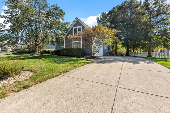 Property Photo:  900 Old Pine Drive  OH 43230