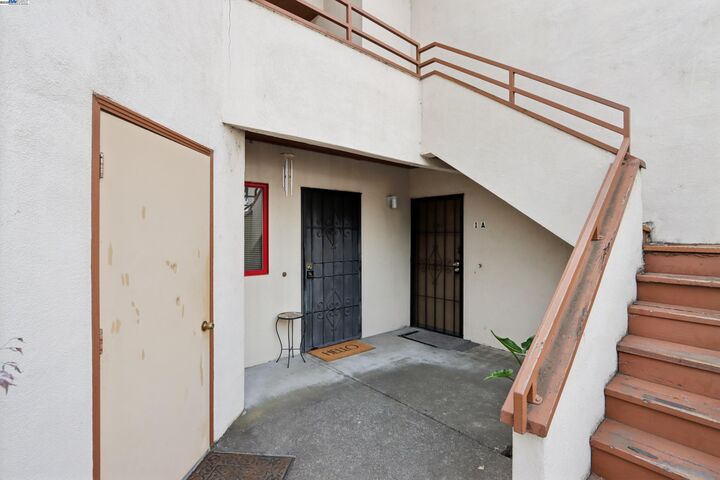 Property Photo: 27949 Thornton Ct CA 94544