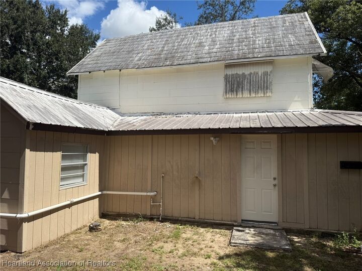 Property Photo: 17 E Winthrop Street FL 33825