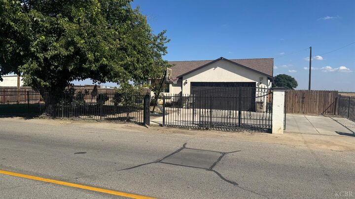 Property Photo:  749 Pickerell Avenue  CA 93212 