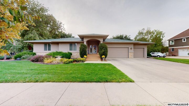 80 Pebble Creek Dr  Mason City IA 50401 photo