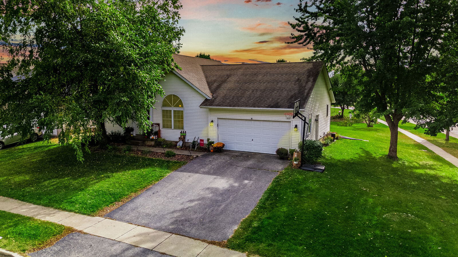 Property Photo:  728 Hawthorne Lane  IL 60135 