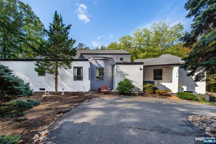 Property Photo:  4 Springwood Terrace  NJ 07405 