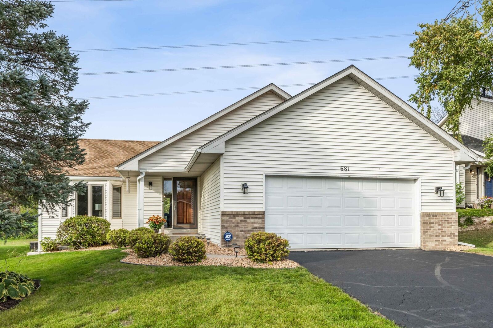 Property Photo:  681 Summer Lane  MN 55123 